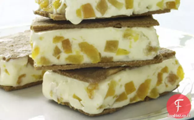 Panini gelato alle albicocche e mandorle
