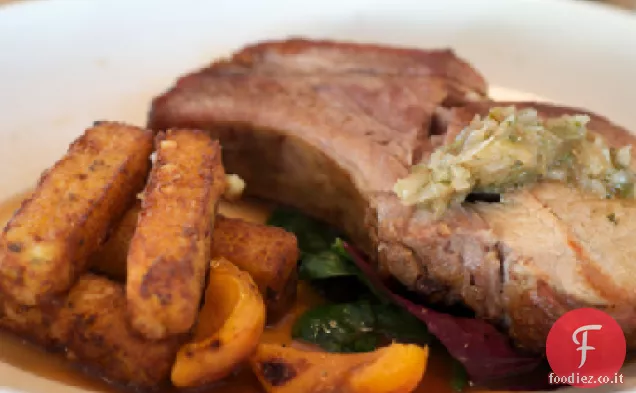 Braciole di maiale pentola di coccio con albicocche e prugne