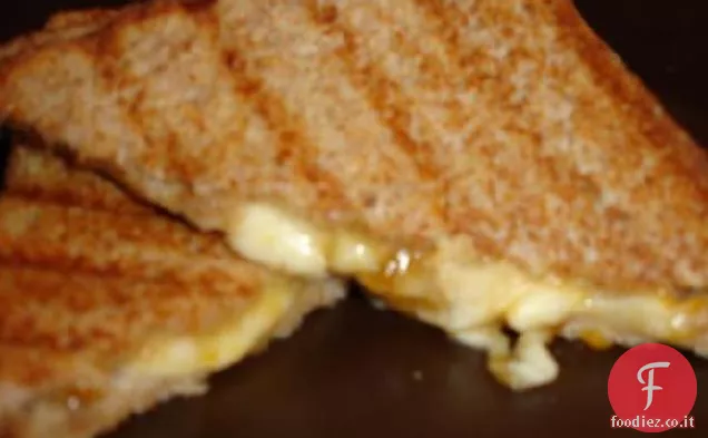Panino al formaggio grigliato fruttato