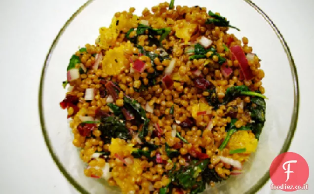 Insalata di bacche di grano con ciliegie secche e albicocche