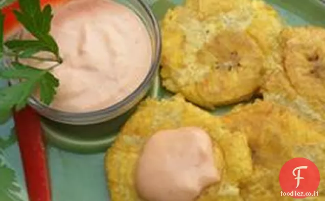 Tostones (Platani verdi fritti due volte) con salsa di immersione Mayo-ketchup