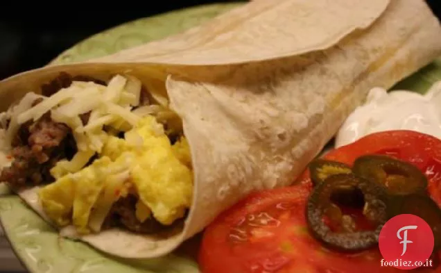 Colazione a base di uova e salsicce Burrito