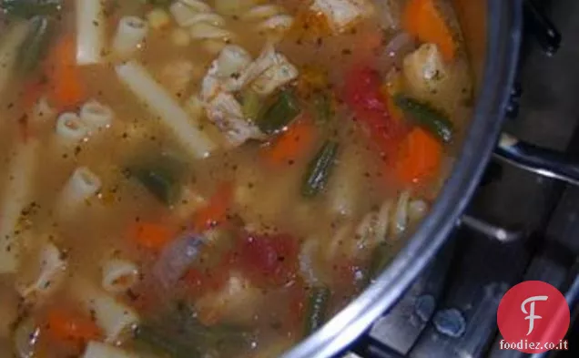 Zuppa di noodle di pollo abbondante e fatta in casa