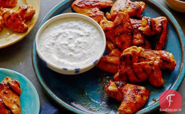 Ali di pollo con glassa di miele rosso caldo e salsa di immersione di formaggio blu-sedano