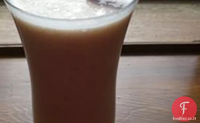 Frullato per la colazione alla banana con crema di pesche
