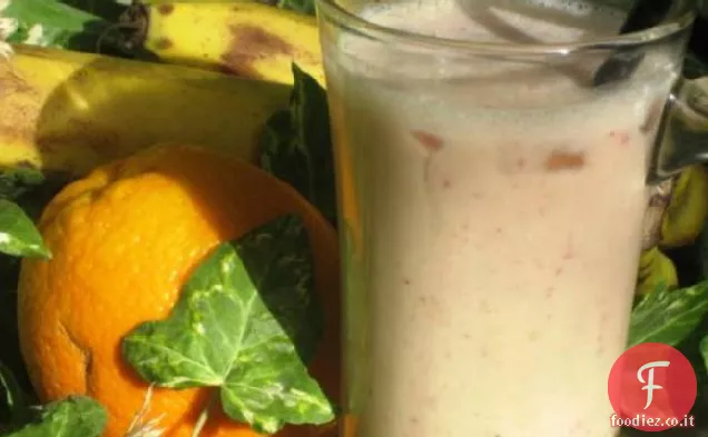 Sano fragola, arancia, banana, latte di soia frullato
