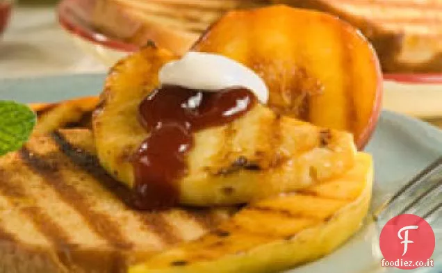Torta di libbra alla griglia e frutta con lampone piccante e salse di velluto dolce