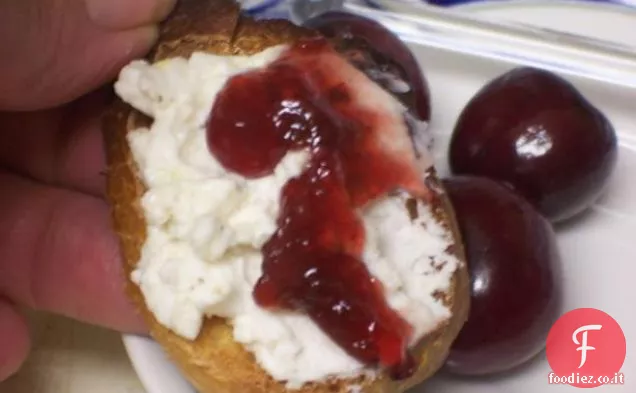 Formaggio di capra schiacciato con pepe e marmellata di amarene
