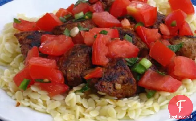 Spiedini di manzo speziati con insalata di menta al pomodoro