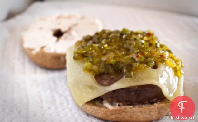 Hamburger ripieni di mozzarella su un bagel