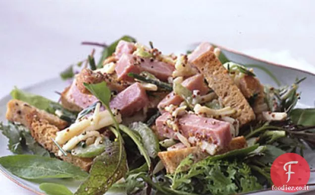 Prosciutto e formaggio su insalata di pane di segale