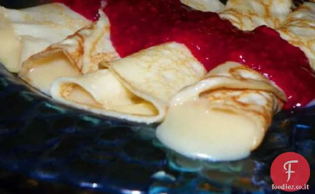 Crepes alla crema francese con salsa di lamponi