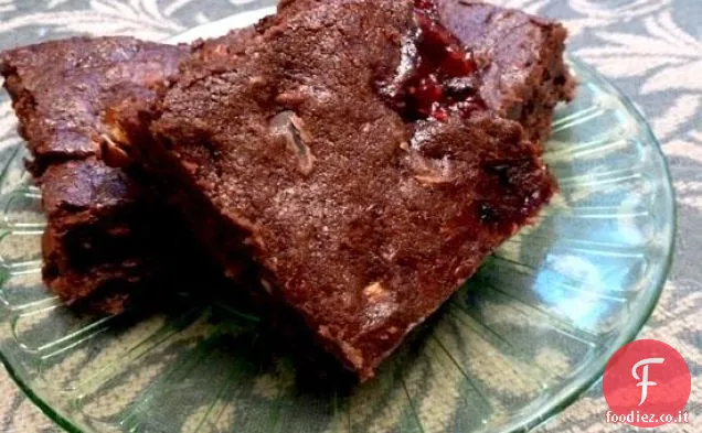 Torta alla vaniglia con ripieno di lamponi e glassa al cioccolato