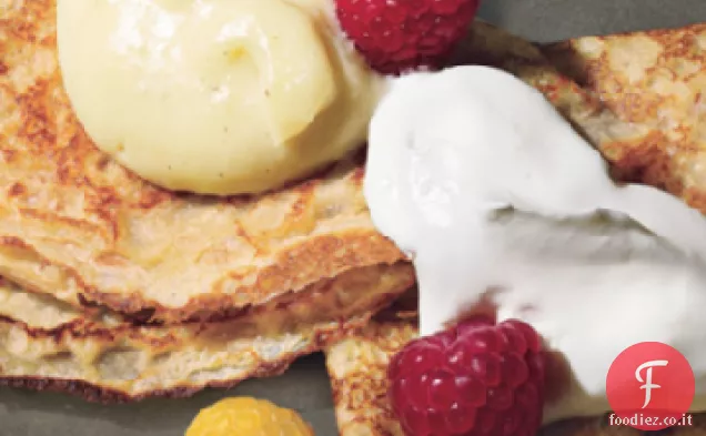 Frittelle di dessert con crema pasticcera e frutti di bosco
