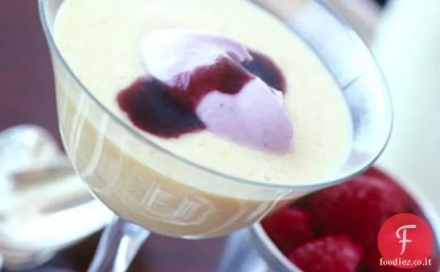 Zuppa di pesche Georgia refrigerata con crema di lamponi