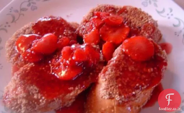 Toast alla francese ricoperto di noci pecan con salsa di frutti di bosco