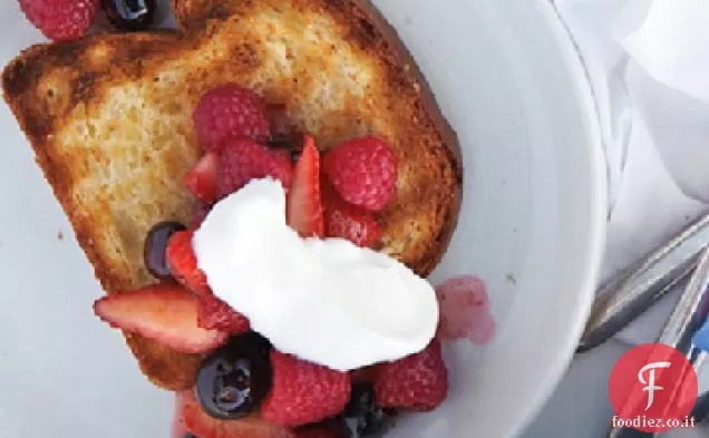 Brioche alla griglia con frutta calda