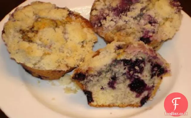 Deliziosi muffin ai mirtilli con guarnizione di briciole