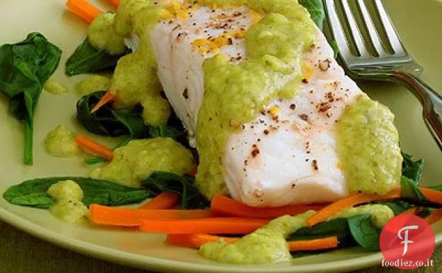 Pesce bianco al vapore con carote Julienned e spinaci con Lemo