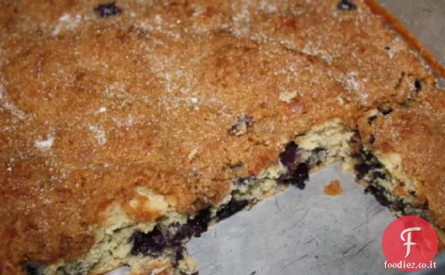 Deliziosa torta al caffè ai mirtilli con guarnizione di briciole