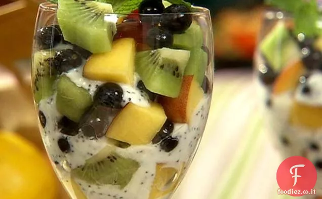 Parfait di frutta fresca con Yogurt al limone e semi di papavero