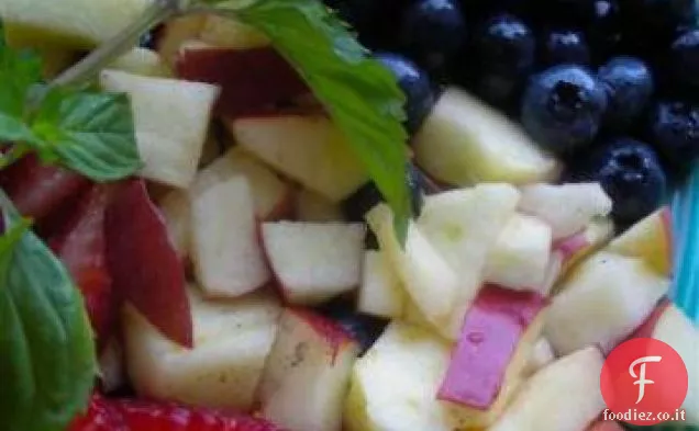 Insalata di frutta rossa, bianca e mirtillo di Family Fun