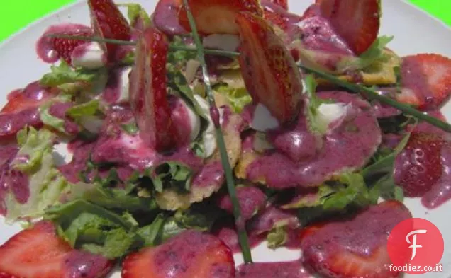 Insalata di fragole selvatiche con patatine al parmigiano tostato al pepe e Bl
