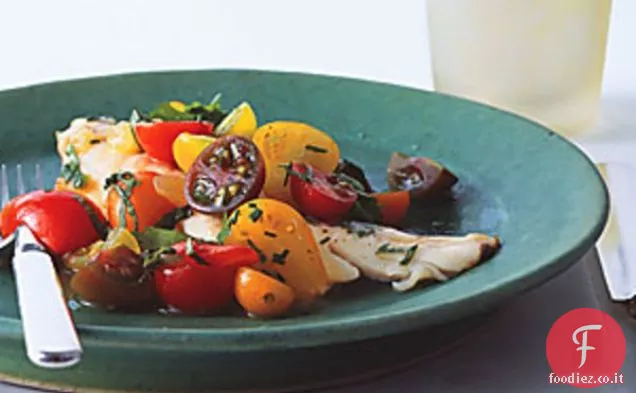 Pesce con cetriolo al curry Acqua di pomodoro e insalata di erbe di pomodoro