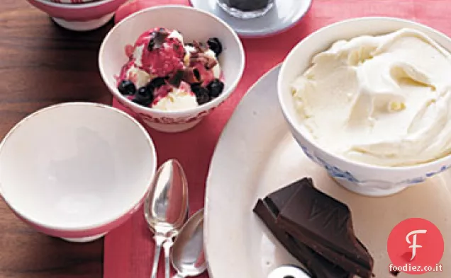Frozen Yogurt alla Vaniglia con Ciliegie Brandite e Cioccolato Fondente