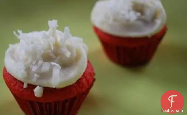 Cupcakes di velluto rosso con glassa di cocco e crema di formaggio