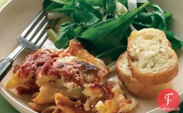 Ziti al forno con croccante insalata italiana e pane all'aglio