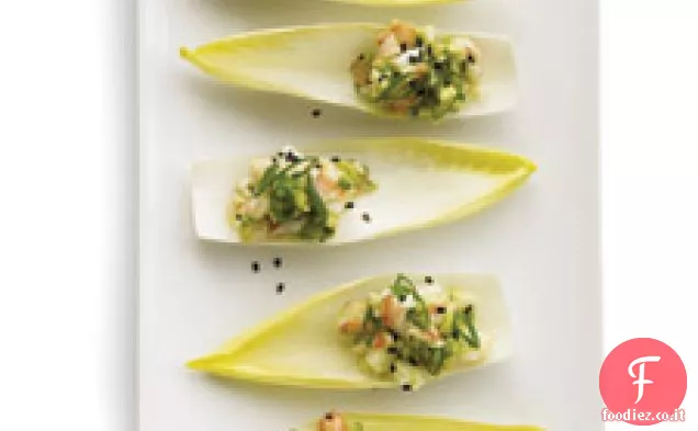 Insalata di gamberetti e avocado su foglie di indivia