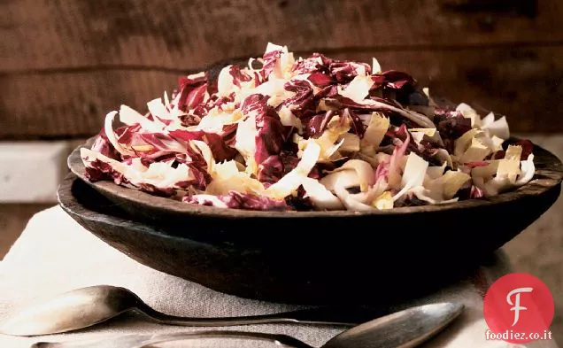 Insalata invernale croccante con vinaigrette allo zenzero e aglio