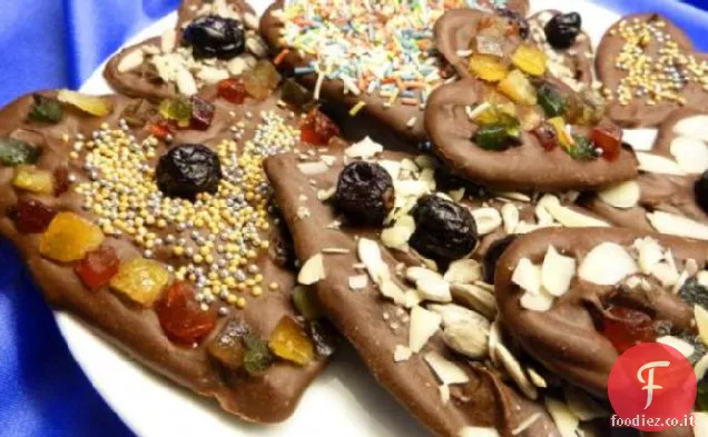 Bellissimi dischi di cioccolato con semi e frutta