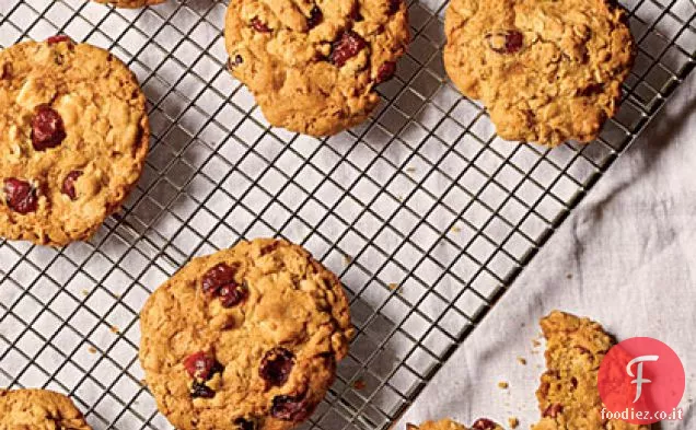 Biscotti di farina d'avena con mirtilli rossi imbevuti di arancia