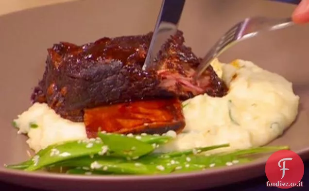 Costolette di birra Hoisin brasate con purè di yukon cremosi e piselli di sesamo