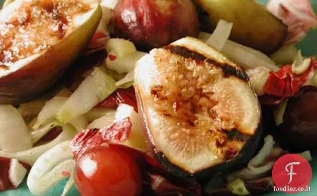 Insalata calda di fichi grigliati, uva e verdure amare