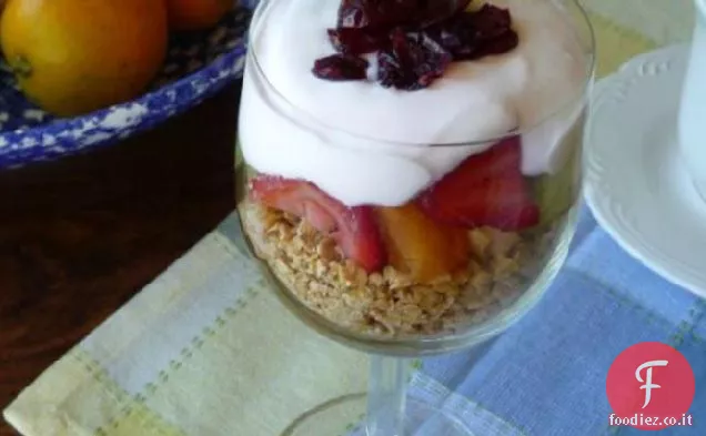 Colazione Parfait allo Yogurt con Frutta fresca e muesli