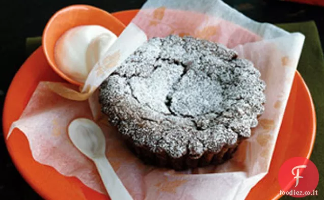 Torte di mirtillo al cioccolato con panna montata al bourbon