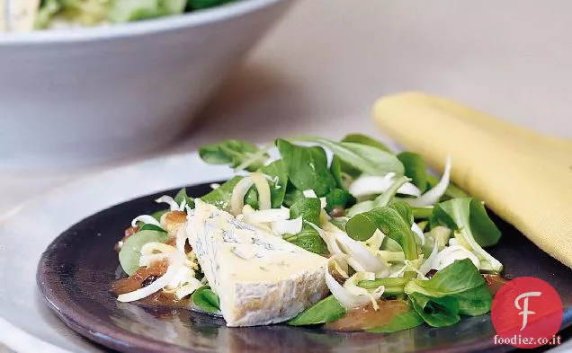 Verdi amari con vinaigrette di birra alla ciliegia e toast di formaggio blu