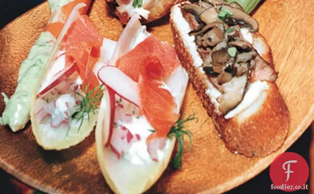 Lance di indivia con salmone affumicato, crema di rafano e aneto