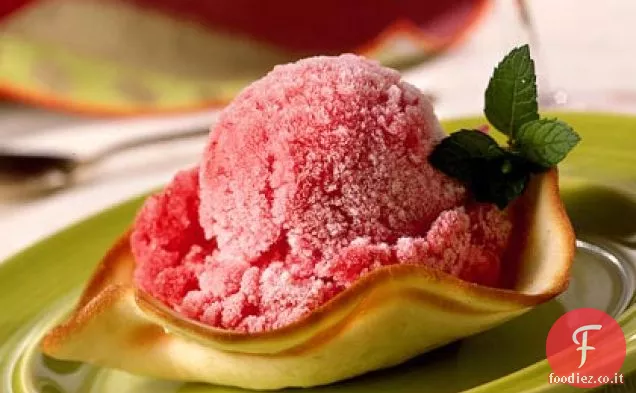 Granita di mirtilli rossi in tazze di biscotti alle mandorle