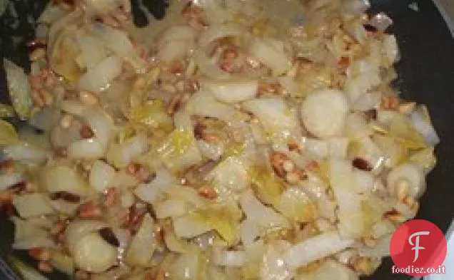 Insalata calda di indivia belga e pinoli