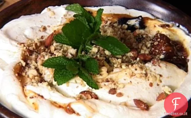 Yogurt greco con un fico, data, e miele turbinio