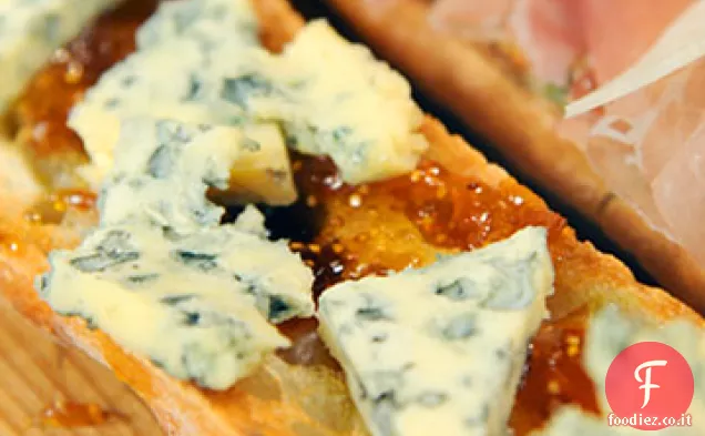 Baguette a faccia aperta con marmellata di fichi e formaggio erborinato
