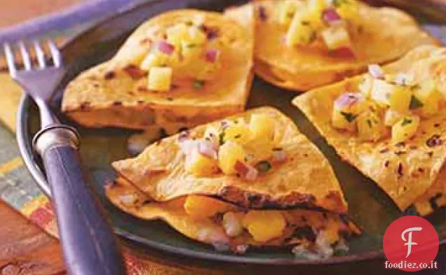 Formaggio e Hominy Quesadillas con salsa tropicale