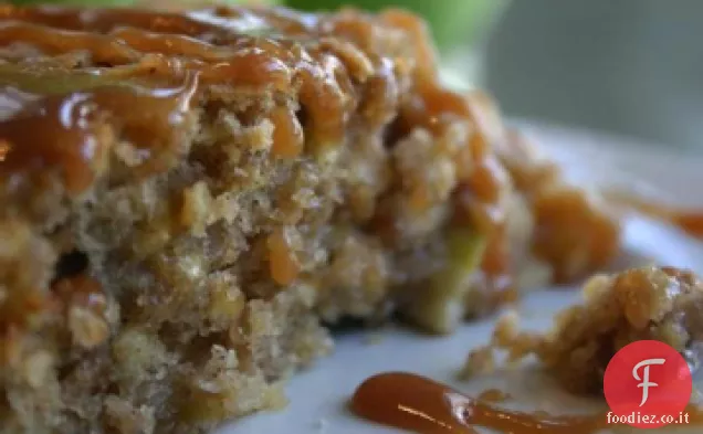 Torta di mele grossa con salsa al burro