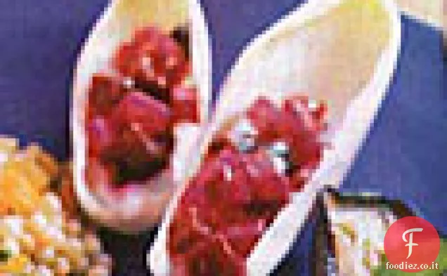 Barbabietola e Jícama su indivia con salsa di yogurt all'aglio