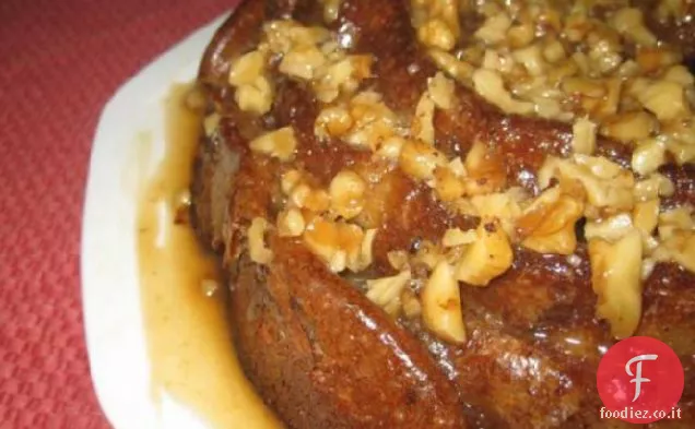 Torta di pere Spice Bundt con topping di praline di noci