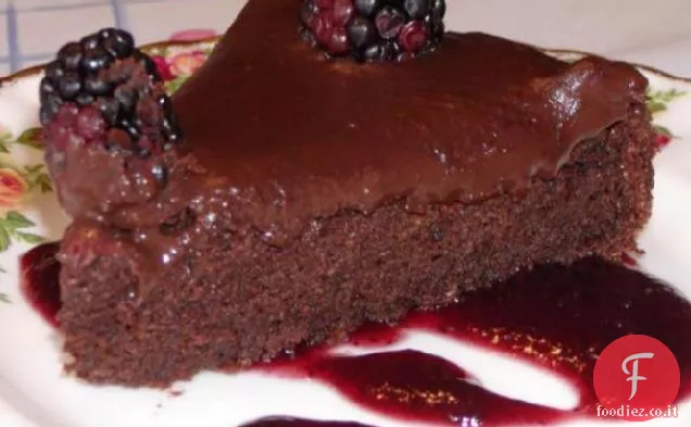 Torta al cioccolato decadente su un letto di salsa di lamponi